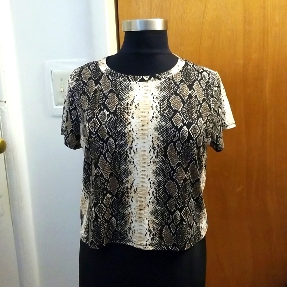 🌼 Forever 21 Snake Print Crop Tee 🌼